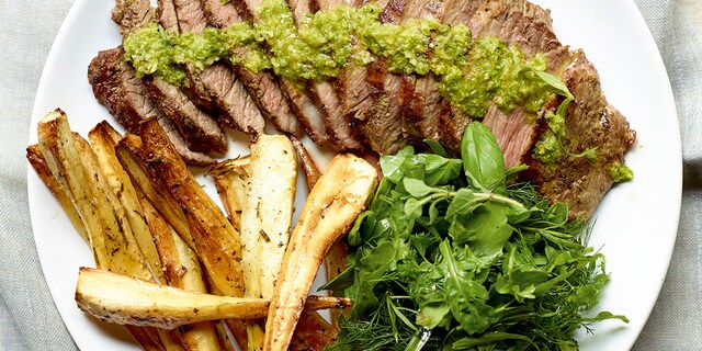 Presa iberica en gembersalsa, pastinaak uit de oven en kruidenslaatje