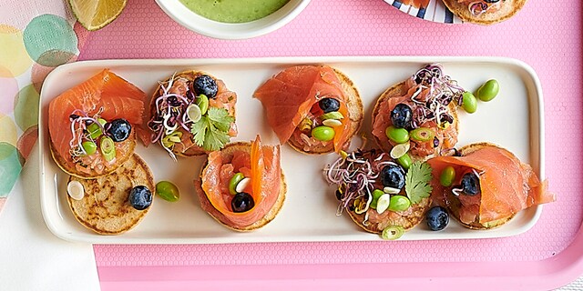 Blinis et tartare de saumon aux myrtilles