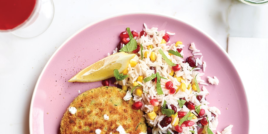 Courgetteburgers met parmigiano en rijstsalade