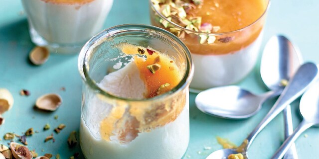Panna cotta met abrikozencoulis en pistachenoten