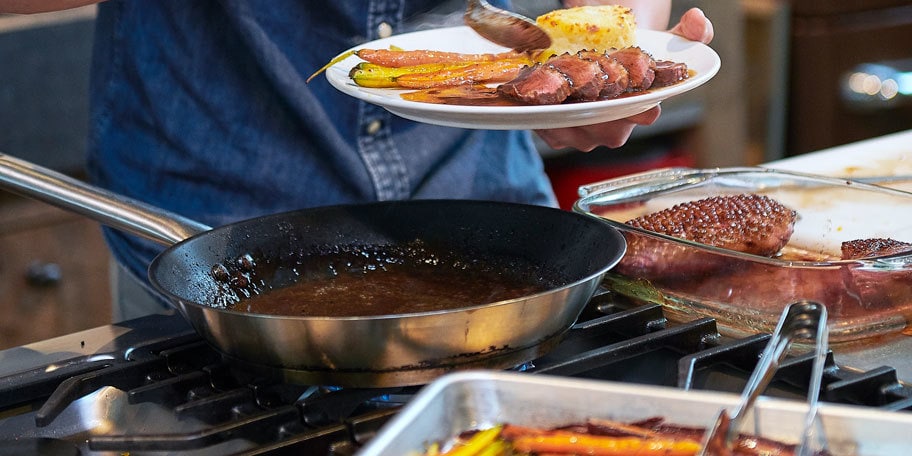 Gekarameliseerde eendeborstfilet met jonge wortels en gratin dauphinois