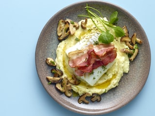 Skrei rôti au lard, poêlée de shiitakes et purée à l’huile de truffe 