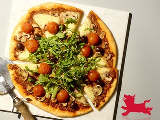 Pizza met champignons en rode pesto