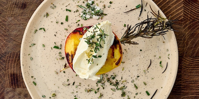 Pêches en brochettes de romarin