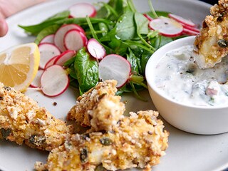 Gepaneerde fishsticks met zaadjes en yoghurttartaar met appelen