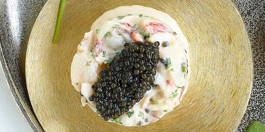 Tartare de homard à la crème épaisse, caviar et ciboulette