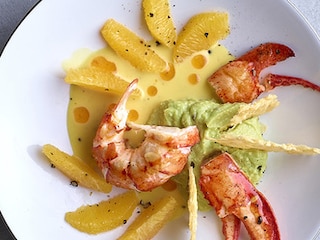 Homard à la crème à l’orange, tuiles de parmesan et crème d’avocat