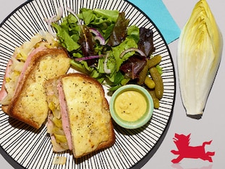 Gegratineerde croque-monsieur met witloof en abdijkaas