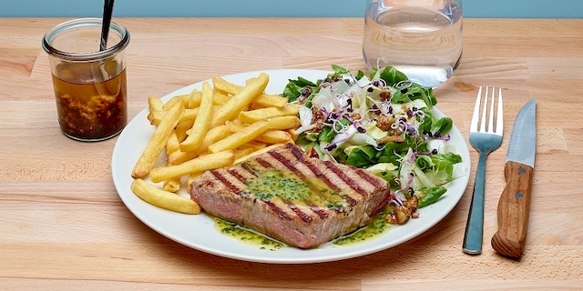 Steaks maître d’hôtel, frites et salade à la vinaigrette aux noix