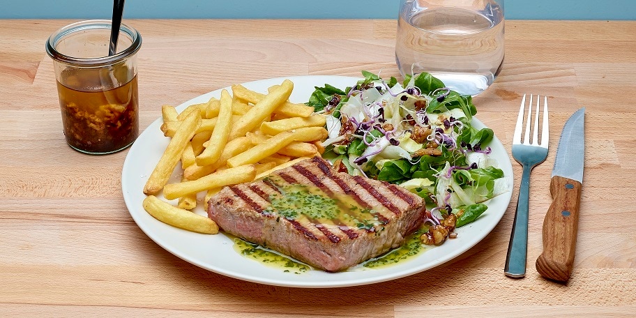 Steaks maître d’hôtel, frites et salade à la vinaigrette aux noix 