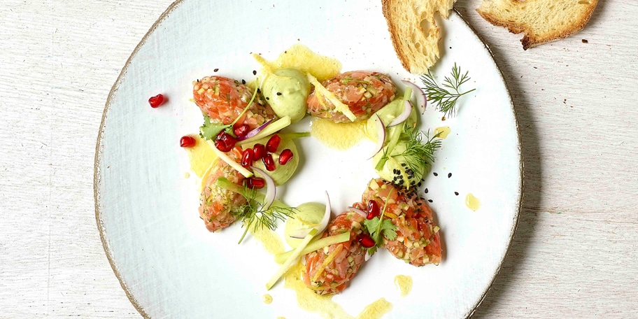 Tartaar van duo van zalm met avocadocrème en mierikswortelolie