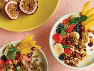 Yoghurt, vers fruit en dadelgranola