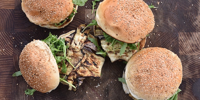 Lamsburgers in een auberginejasje