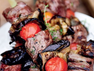 Rundsbrochettes met aubergines