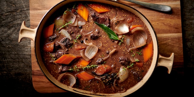 Civet de marcassin au vin rouge et pommes rôties aux herbes