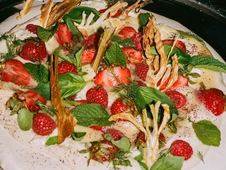 Pavlova végane aux fraises et au fenouil