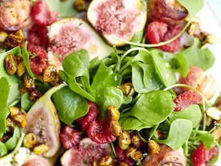 Salade van geitenkaas met spek, vijgen, frambozen en tijmdressing