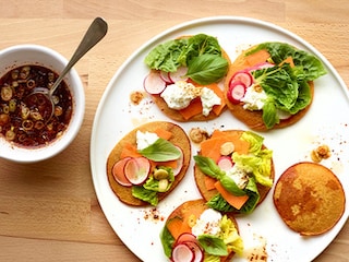 Crêpes de lentilles corail aux légumes crus, sauce acidulée