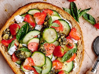 Pizza-pain à la courgette, concombre, fraises et pesto aux amandes