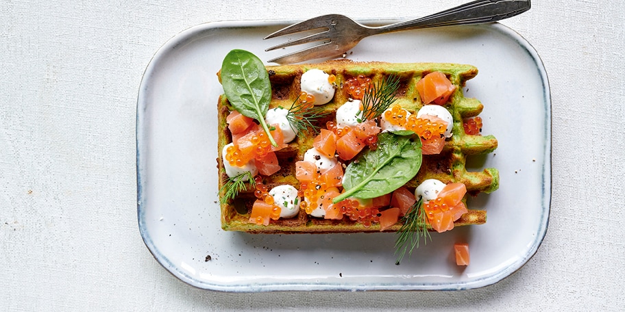 Groene wafels met gerookte zalm en bieslookroom