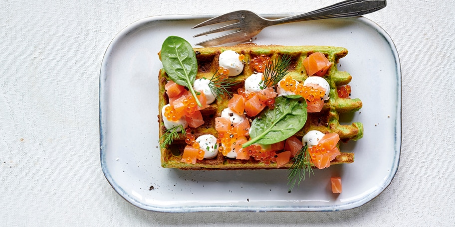 Groene wafels met gerookte zalm en bieslookroom