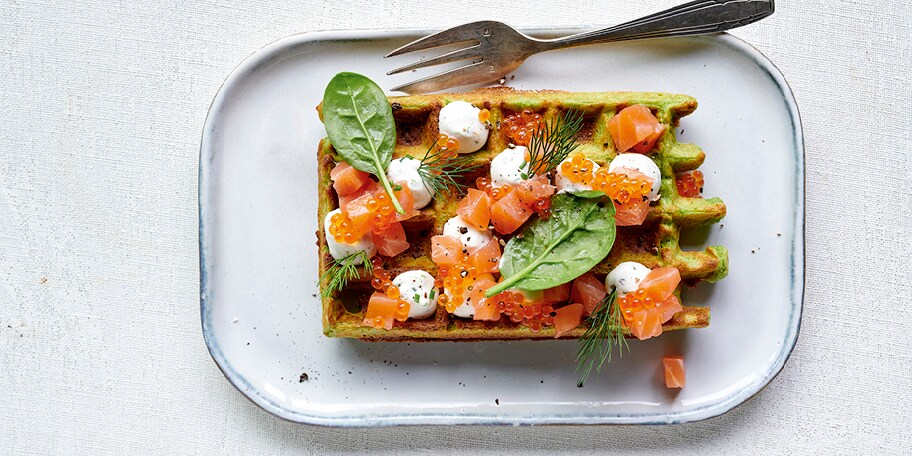 Groene wafels met gerookte zalm en bieslookroom