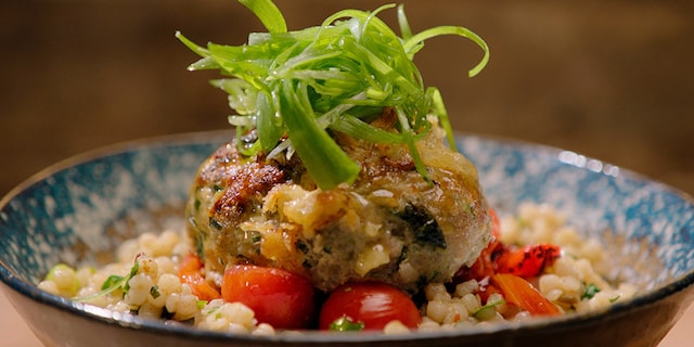 Gehaktbrood en lauwe oosterse salade