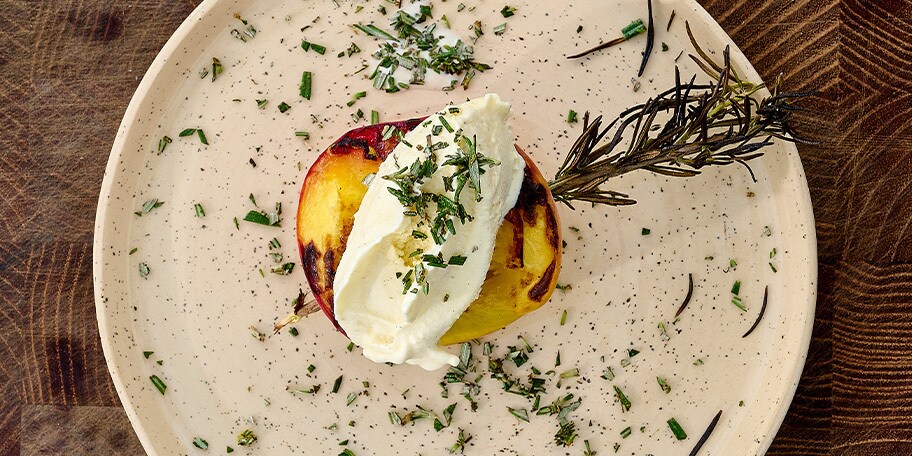 Perziken op rozemarijnstokjes