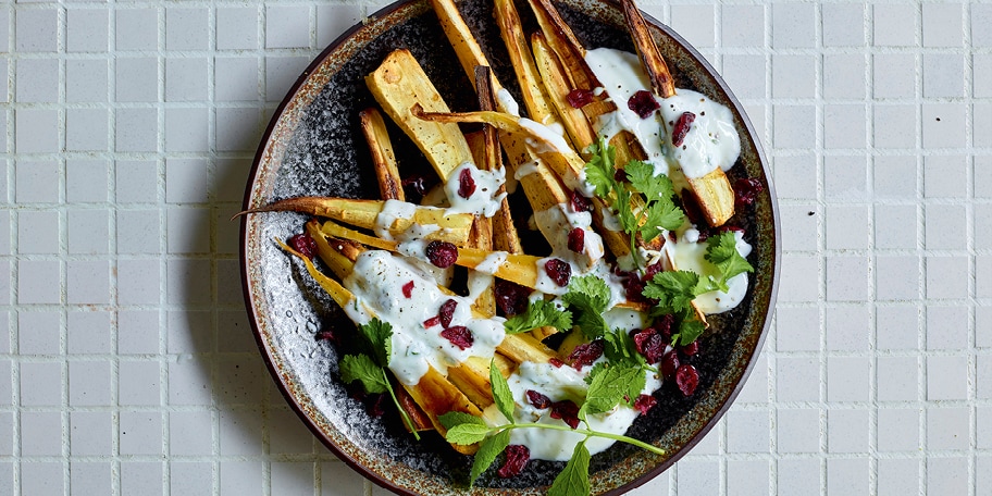 Pastinaak uit de oven met yoghurtsaus