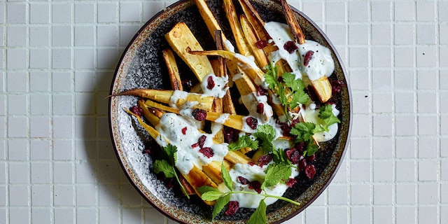 Pastinaak uit de oven met yoghurtsaus