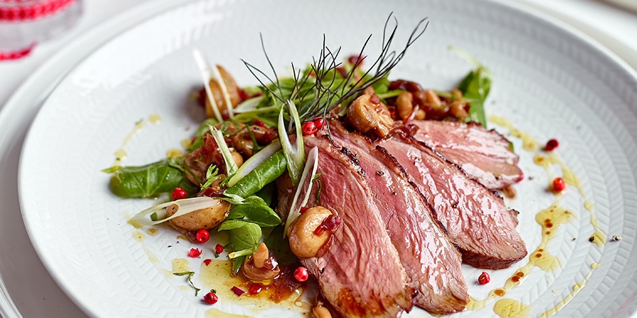 Salade de magret de canard, duo de pois et escabèche de champignons