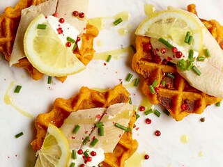 Zoete aardappelwafels met gerookte forel