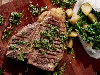 T-Bone steaks au chimichurri et papillotes de légumes