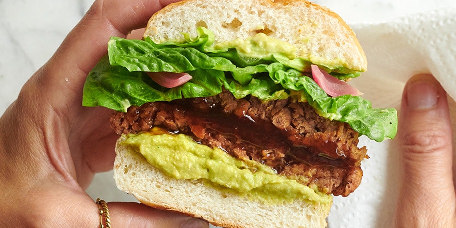 Veggieburgers, guacamole met kikkererwten en pickles van rode uien