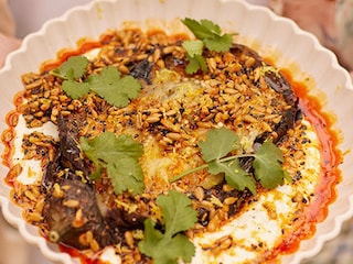 Gegrilde aubergines met fetasaus en gekruide boter