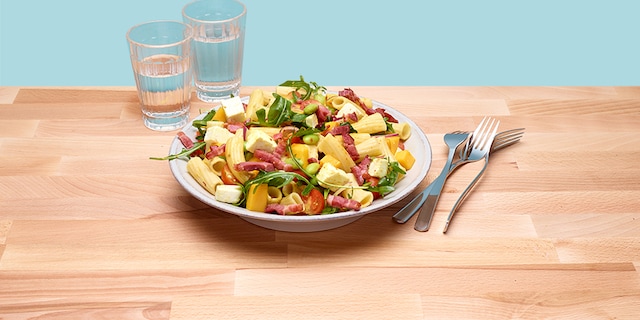 Pastasalade met spek en feta