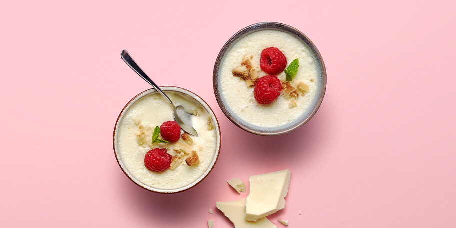 Mousse van witte chocolade met volle yoghurt, vanille en zanddeegcrumble