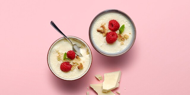 Mousse van witte chocolade met volle yoghurt, vanille en zanddeegcrumble