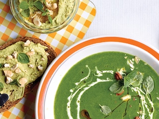 Soupe verte et toasts à l'avocat