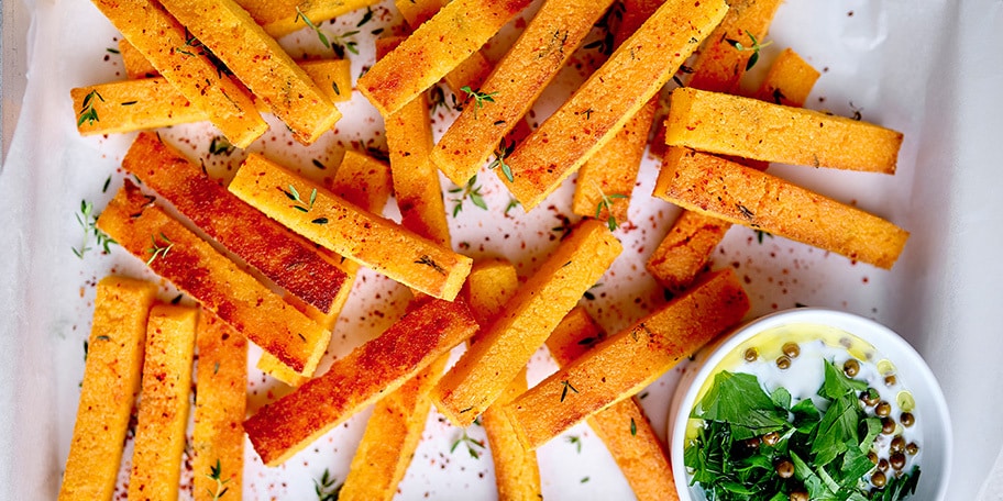 Frites de polenta au parmesan, sauce au poivre vert