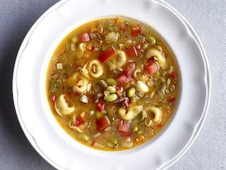 Maaltijdminestrone met tortellini en kalkoenrestjes