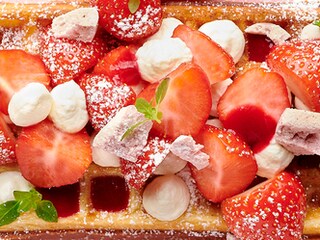 Brusselse wafel met aardbeien, frambozenmeringues en slagroom