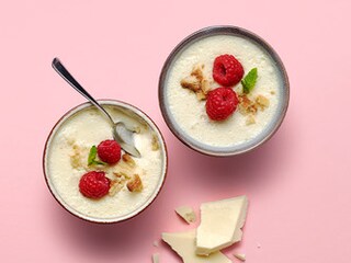 Mousse van witte chocolade met volle yoghurt, vanille en zanddeegcrumble