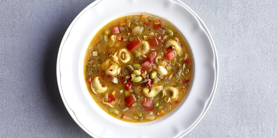 Maaltijdminestrone met tortellini en kalkoenrestjes