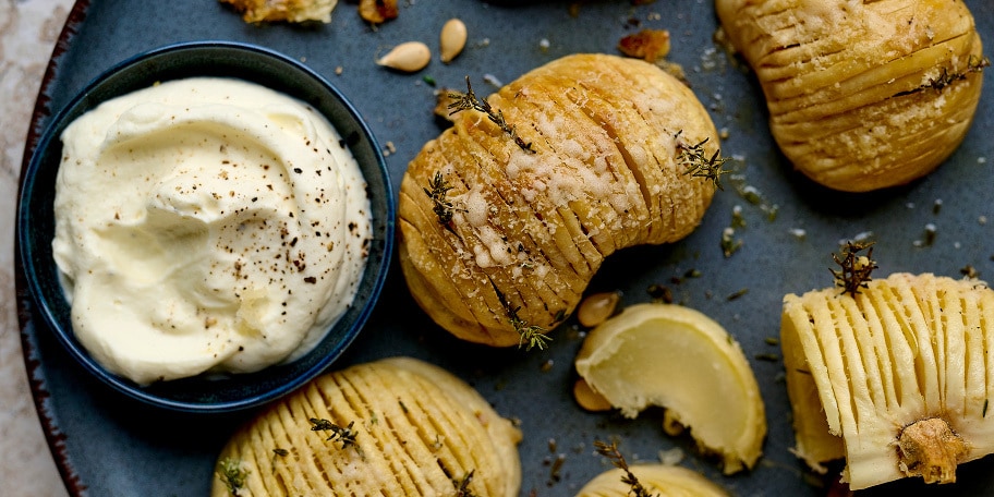 Hasselback casperitapompoenen en parmigianoslagroom