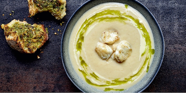 Groentesoep met zeeduivel, knoflookcrème en preiolie, croutons met notenboter