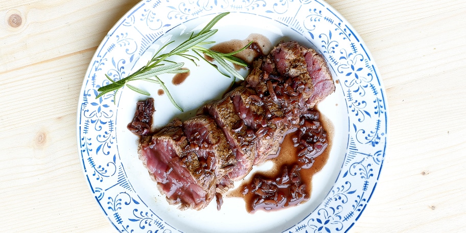 Onglet à l’oignon rouge