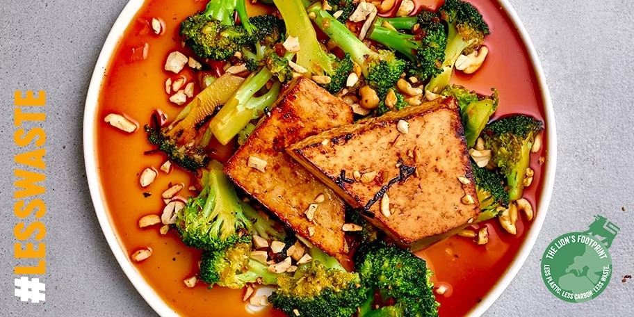 Gegrilde gemarineerde tofu met broccoli en cashewnoten