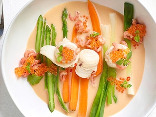 Tongrolletjes met garnalenbisque, kokos en limoen