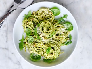 Spaghetti au pesto d’herbes et de pistaches